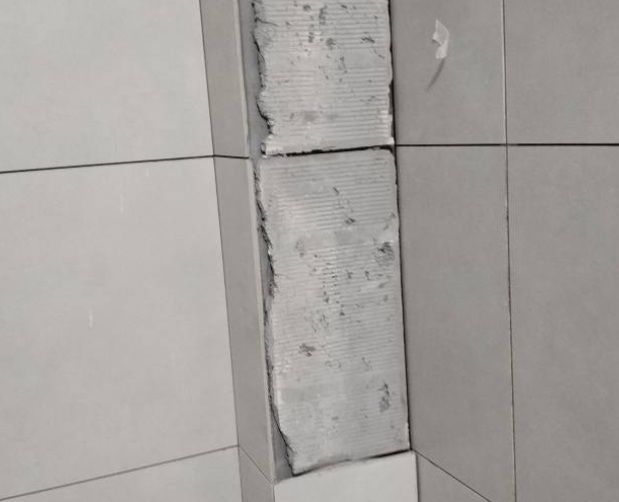 保亭瓷砖空鼓维修公司分享下瓷砖施工前基层浇水润湿程度不足，可能导致以下问题