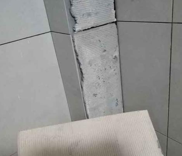 保亭瓷砖空鼓维修公司分享下厨房瓷砖脱落的补救措施。